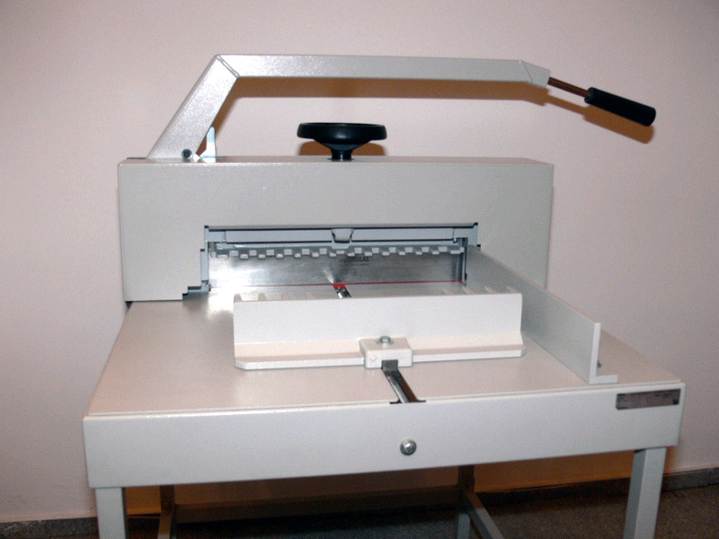 Boekhouding Tegenstander Verscheidenheid IDEAL 4700 stapel-snijmachine voor papier A3+